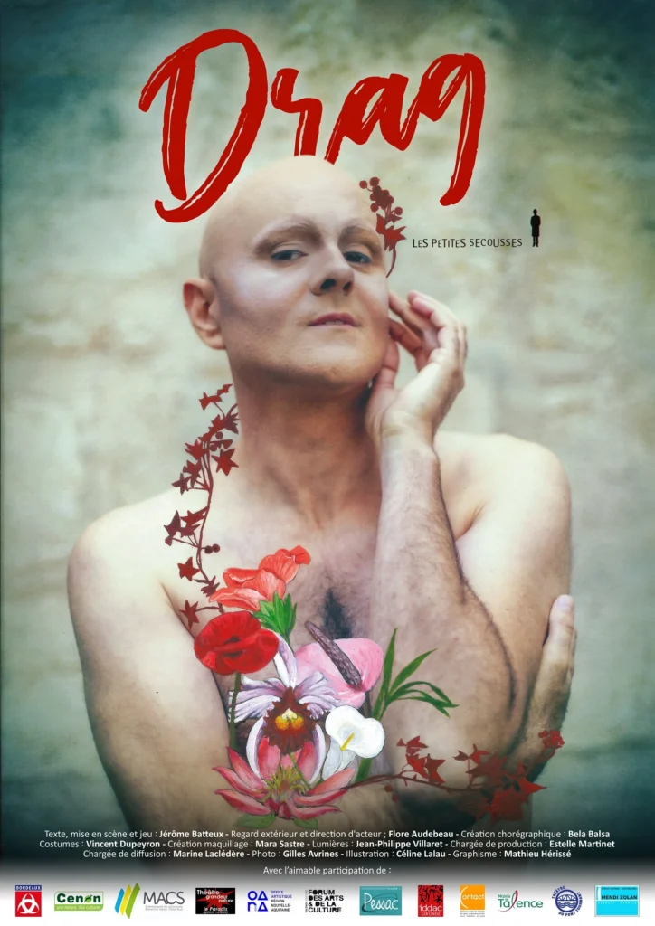 Affiche de « Drag » : un homme au torse nu, la main sur le visage, des fleurs peintes sur la poitrine, titre en rouge.